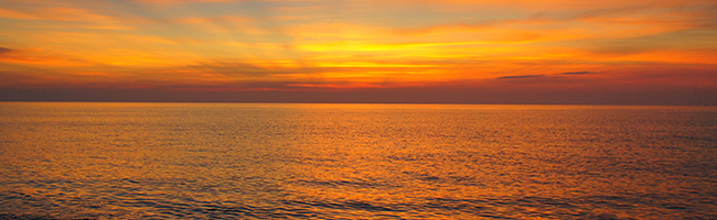 日本海に沈む夕日、どこまでも続く砂浜。ここは海の原風景があります。